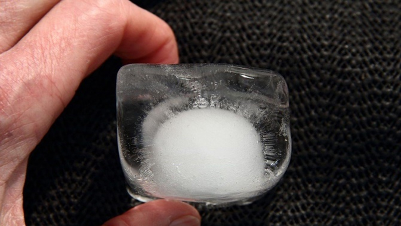 Hướng Dẫn 5 Cách Tự Làm Đá Trong Suốt Lâu Tan Tại Quán 6 Nguyên nhân khiến đá viên bị trắng đục