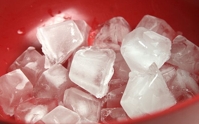 Chọn Đá Bi Hay Đá Viên So Sánh Và Tư Vấn Cho Quán 9 Uống nước đá sao cho đúng? | Cooky.vn