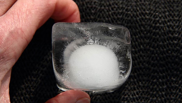 Chọn Đá Bi Hay Đá Viên So Sánh Và Tư Vấn Cho Quán 8 Cách phân biệt đá viên sạch và đá viên bẩn dễ dàng