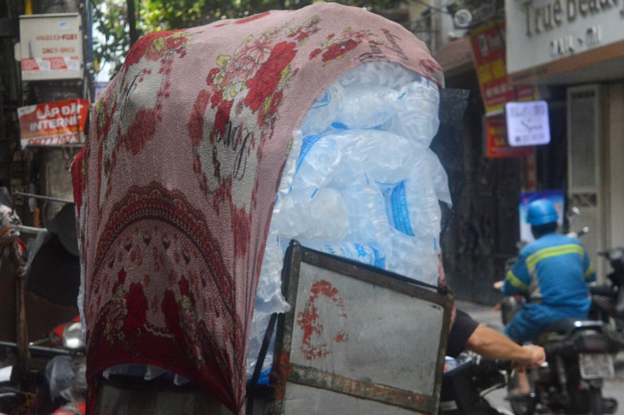 Công Việc Người Giao Đá Nhọc Nhằn Thu Nhập Yêu Cầu 10 Xưởng làm đá lạnh hoạt động hết công suất, thu tiền triệu ngày nắng nóng