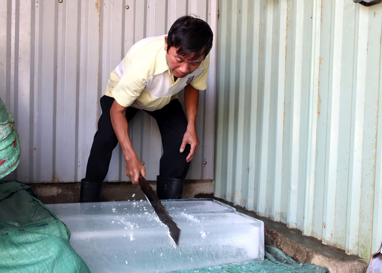 Công Việc Người Giao Đá Nhọc Nhằn Thu Nhập Yêu Cầu 8 Nhọc nhằn nghề làm nước đá - Báo Long An Online