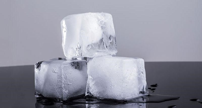 Phân Biệt Đá Già Và Đá Non, Đá Già Có Phải Đá Sạch 7 Nước đá già màu trắng đục, đậm ở lõi và nhạt dần ra viền ngoài