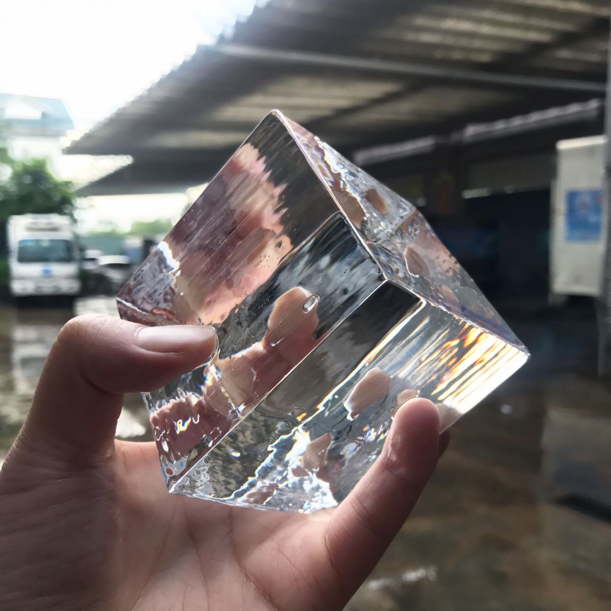 So Sánh Đá Viên Vuông Và Đá Bán Nguyệt Cho Quán Ăn 7 Đá Vuông Cao Cấp